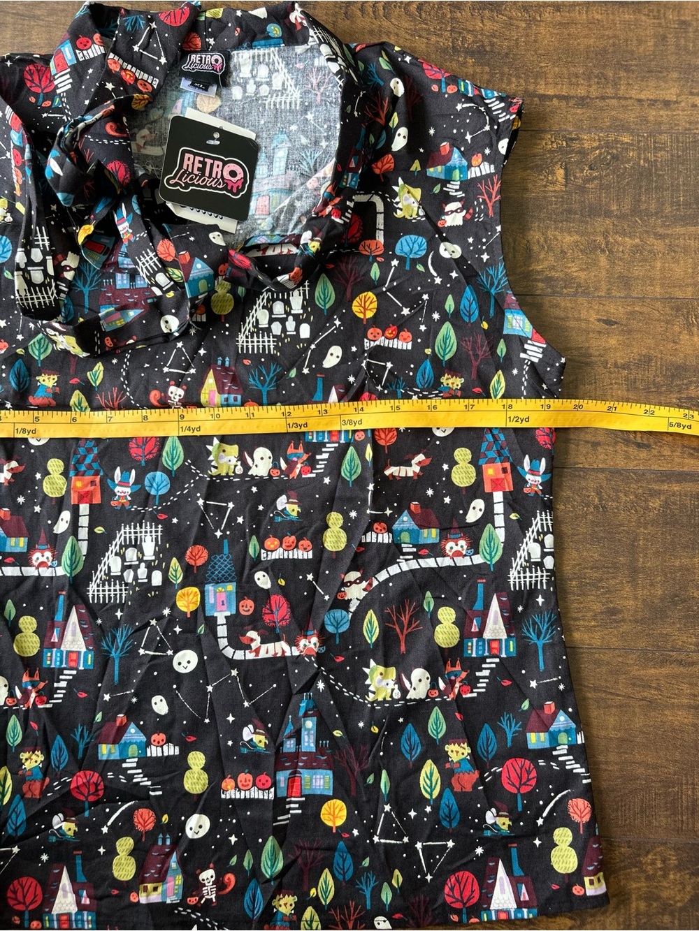 Retrolicious Black Sleeveless Collared Top with Halloween Print - Picture 8 of 9